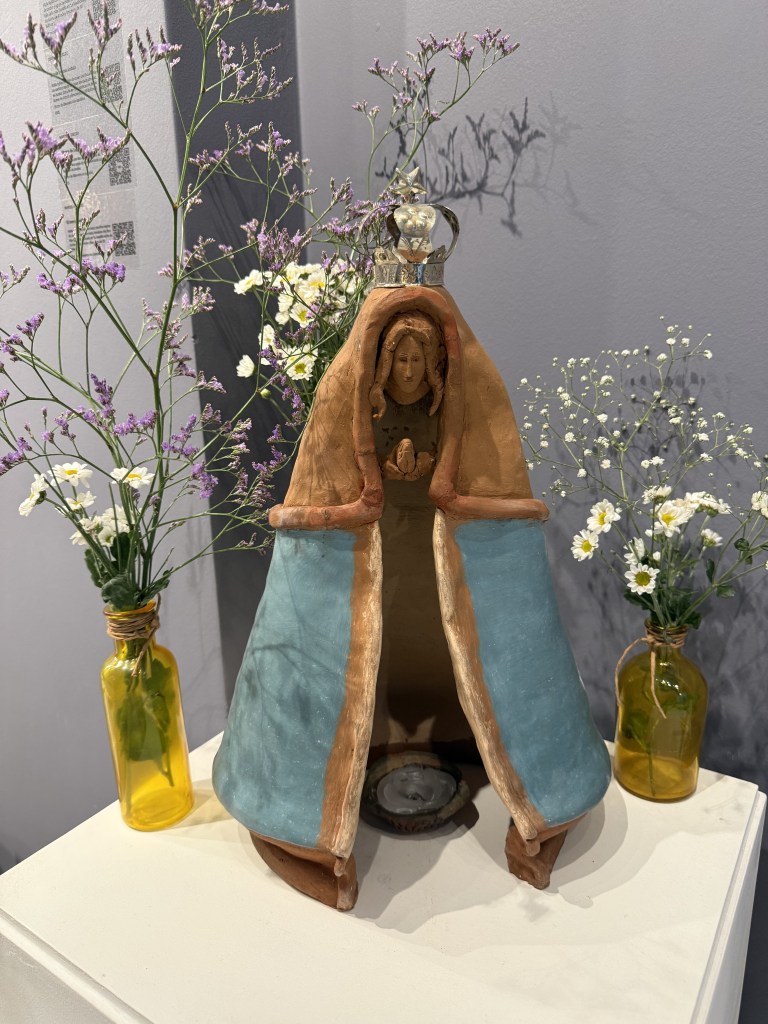 VIRGEN DE ITATÍ · MANTO AZUL
Cerámica realizada con barros de Itatí, modelada con técnicas ancestrales guaraníes y cocida a leña.
Una obra donde la tierra, el fuego y la memoria dialogan en silencio.
2025
44 × 27 × 21 cm